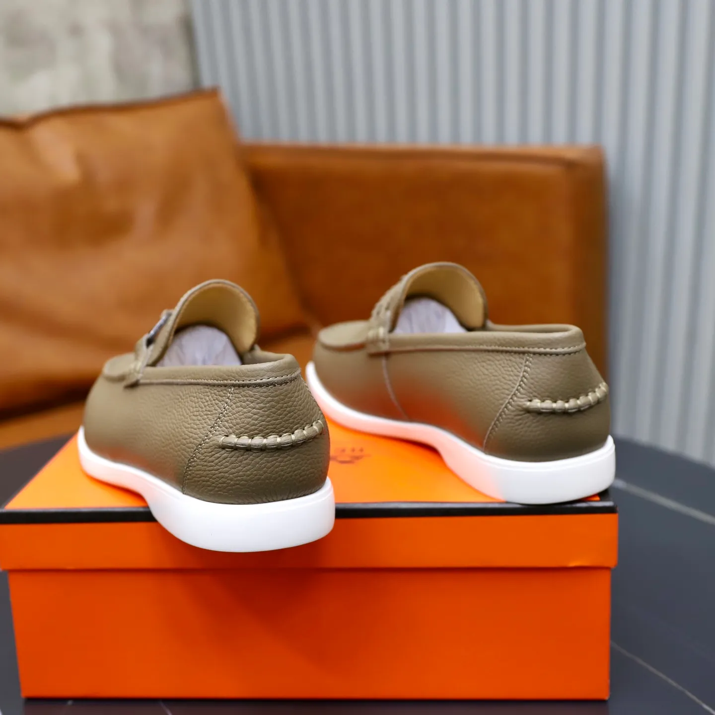 Ex-factory price: 560💰Hermès/Hermès slip-on men's shoes. This shoe is made of imported pebbled cowhide. It has simple and smooth lines and is combined with aerodynamically designed 3CM rubber foam ultra-light soles! Youthful and fashionable, classic H-shaped hardware buckle decoration, calf lining gently wraps the feet, with logo cowhide feet, casual and urban style, highlighting youthful vitality, sports and leisure version, super versatile, code number: 38-39-40-41-42-43-44 standard leather shoe size (45 can be customized but does not support returns)